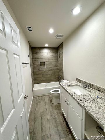 489 Oaklane St, Canyon Lake, TX 78133