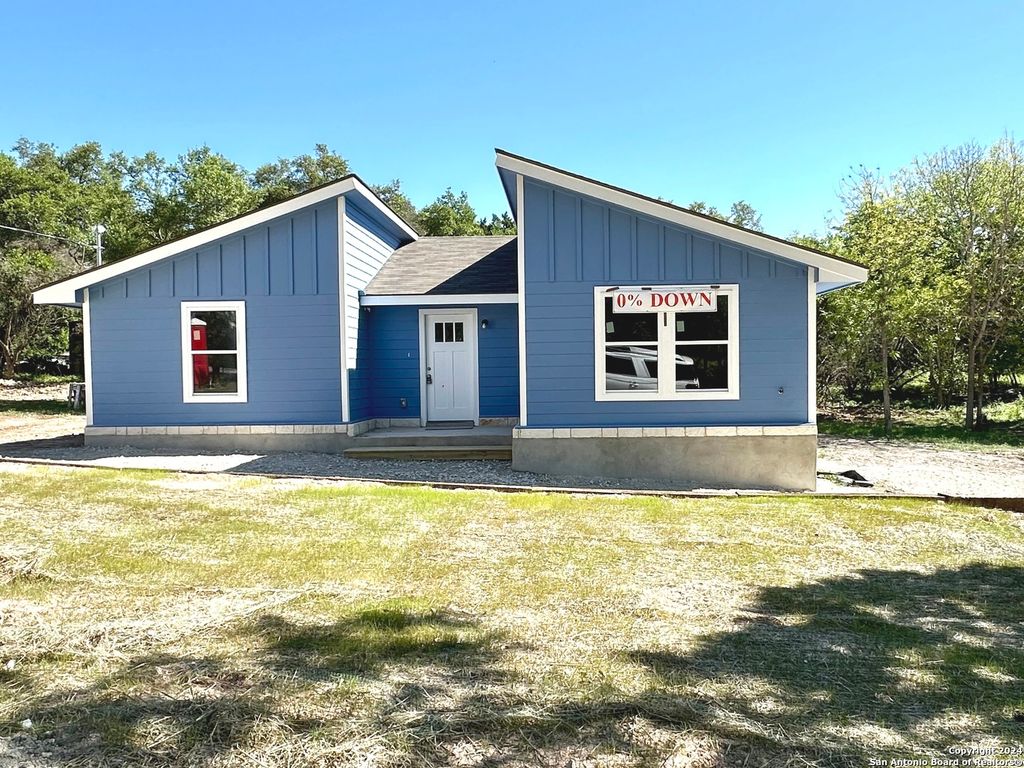 489 Oaklane St, Canyon Lake, TX 78133