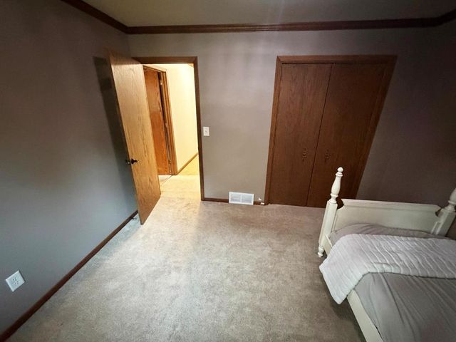 990 Blackoak Road, Eau Claire, WI 54701