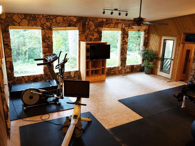 990 Blackoak Road, Eau Claire, WI 54701