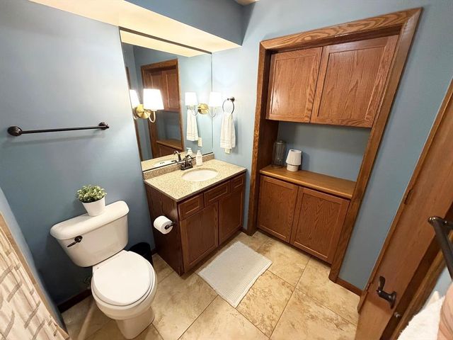 990 Blackoak Road, Eau Claire, WI 54701
