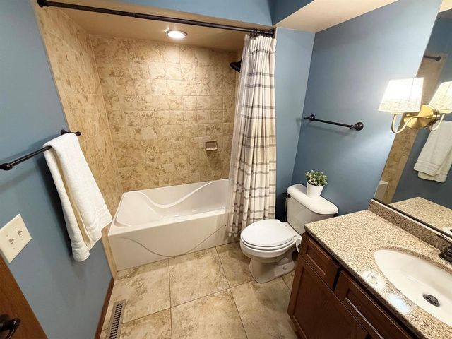 990 Blackoak Road, Eau Claire, WI 54701
