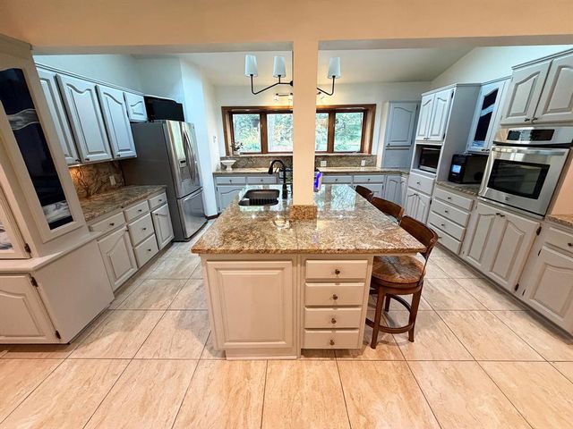 990 Blackoak Road, Eau Claire, WI 54701