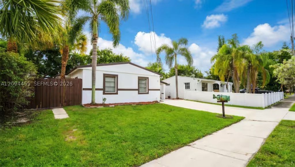2634 Thomas St, Hollywood, FL 33020