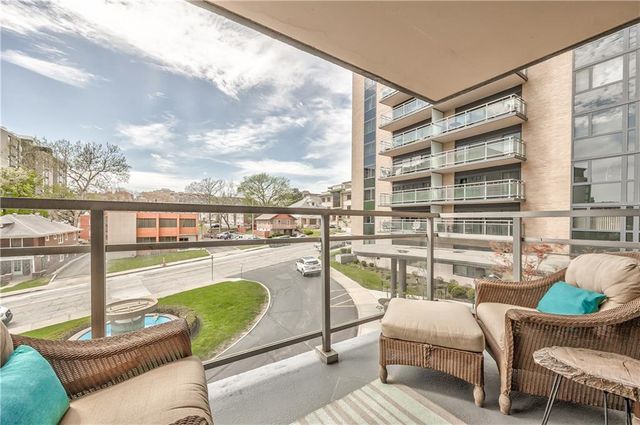 4545 Wornall Road 101, Kansas City, MO 64111