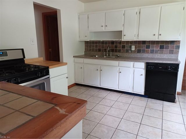 1403 Salton DR, Chesapeake, VA 23325