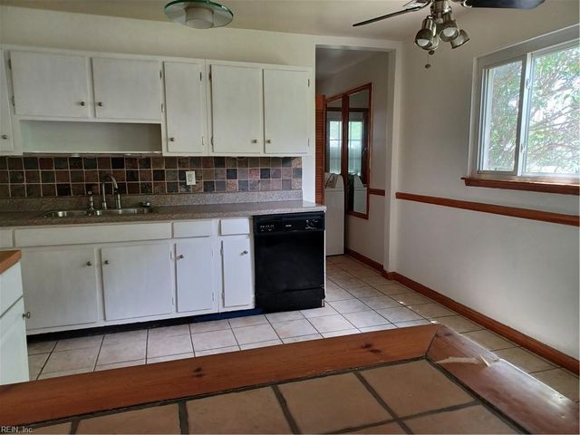 1403 Salton DR, Chesapeake, VA 23325