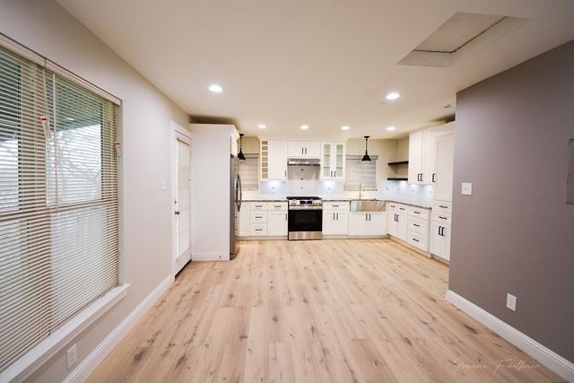 722 E Strong Parkway, Grand Prairie, TX 75050