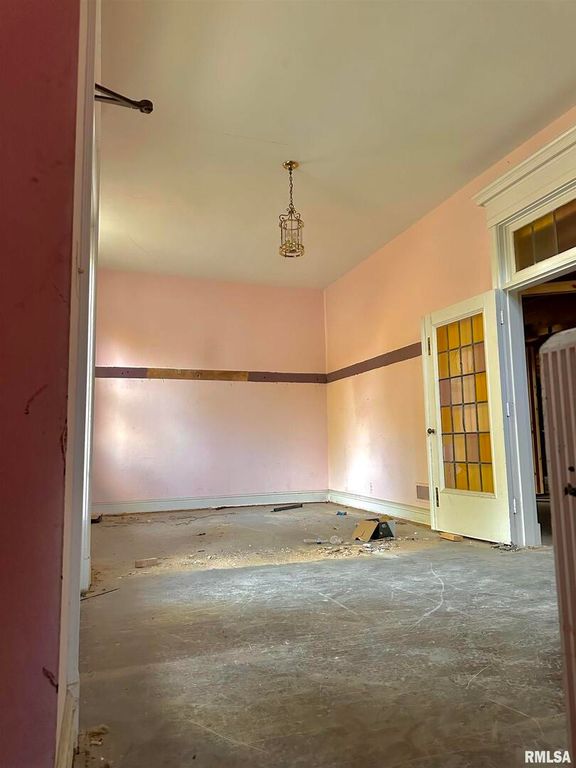 Image 11 of property listing at 421 E BROADWAY, Centralia, IL 62801