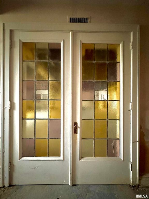 Image 13 of property listing at 421 E BROADWAY, Centralia, IL 62801