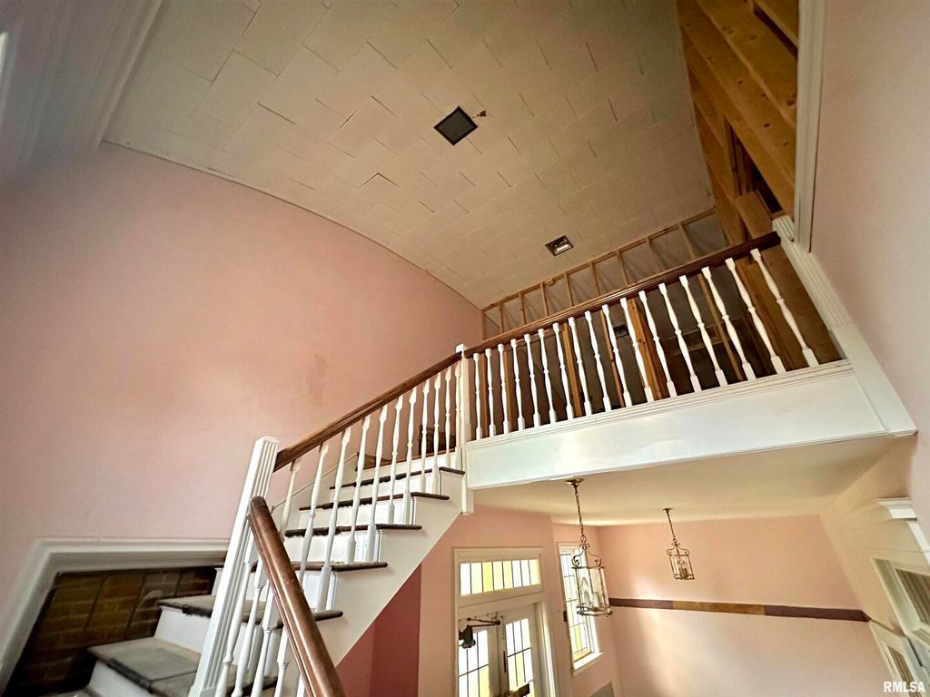 Image 14 of property listing at 421 E BROADWAY, Centralia, IL 62801