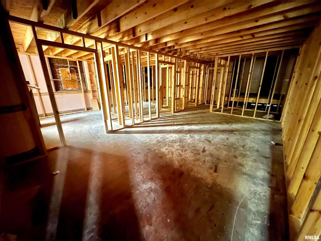 Image 17 of property listing at 421 E BROADWAY, Centralia, IL 62801