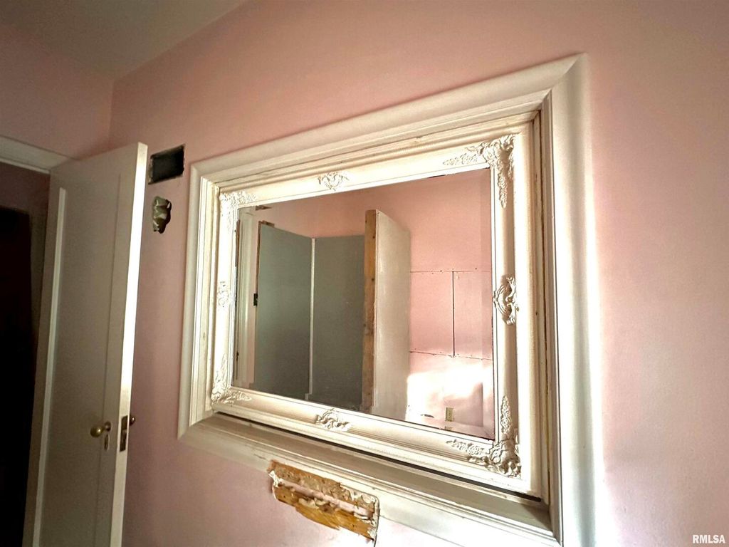 Image 25 of property listing at 421 E BROADWAY, Centralia, IL 62801