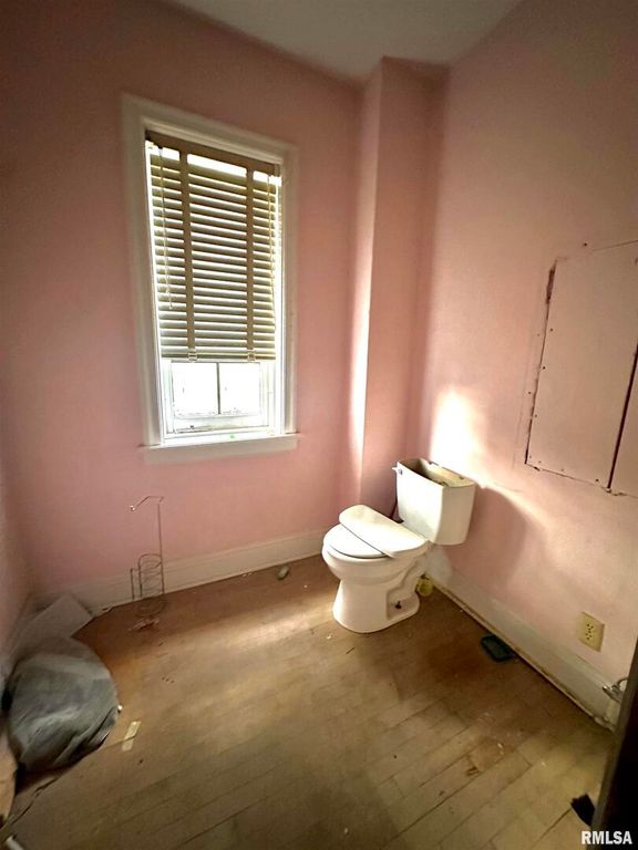 Image 26 of property listing at 421 E BROADWAY, Centralia, IL 62801