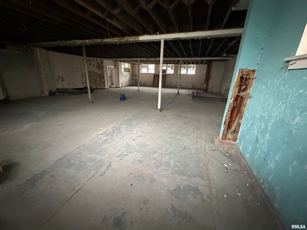 Image 29 of property listing at 421 E BROADWAY, Centralia, IL 62801