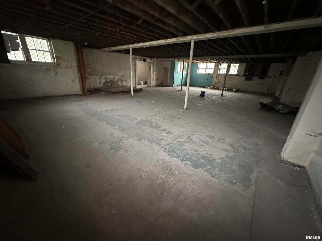 Image 30 of property listing at 421 E BROADWAY, Centralia, IL 62801