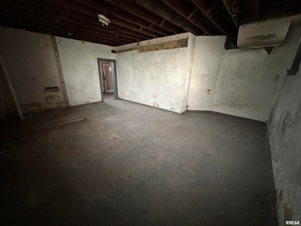 Image 31 of property listing at 421 E BROADWAY, Centralia, IL 62801