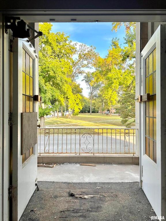 Image 5 of property listing at 421 E BROADWAY, Centralia, IL 62801