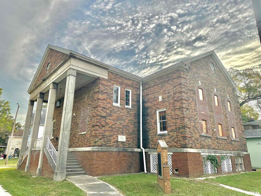 Image 7 of property listing at 421 E BROADWAY, Centralia, IL 62801