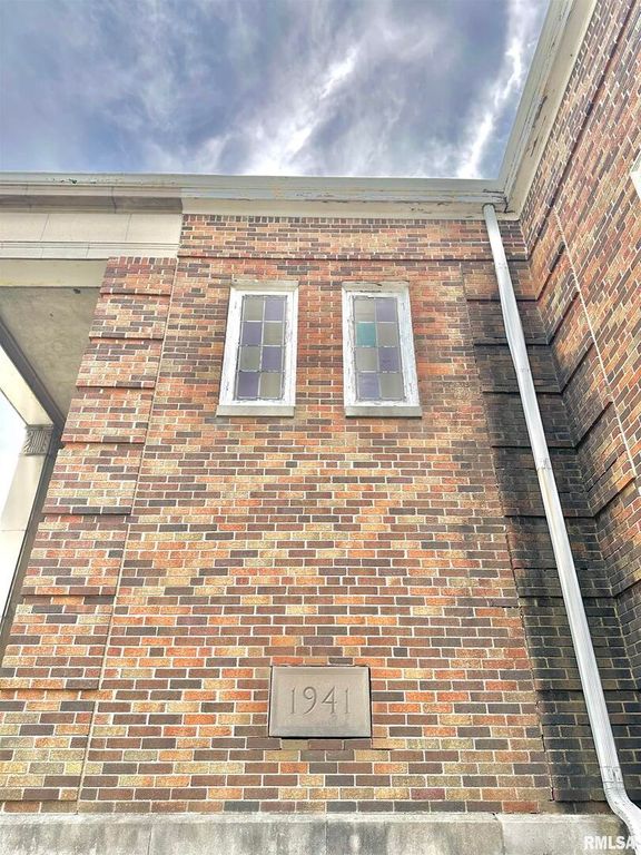 Image 8 of property listing at 421 E BROADWAY, Centralia, IL 62801