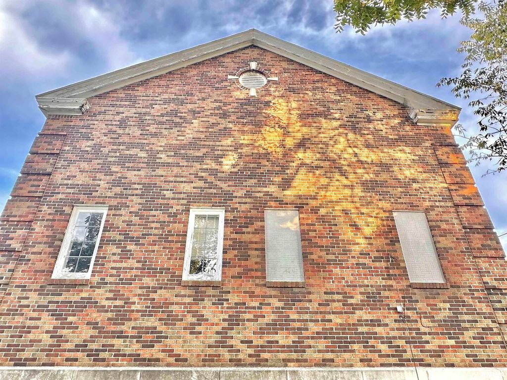 Image 9 of property listing at 421 E BROADWAY, Centralia, IL 62801