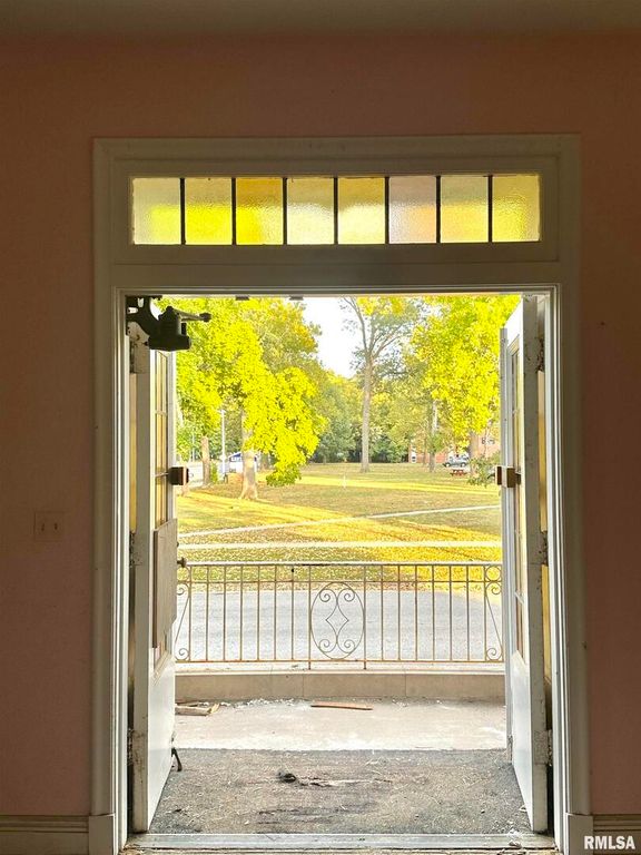 Image 10 of property listing at 421 E BROADWAY, Centralia, IL 62801