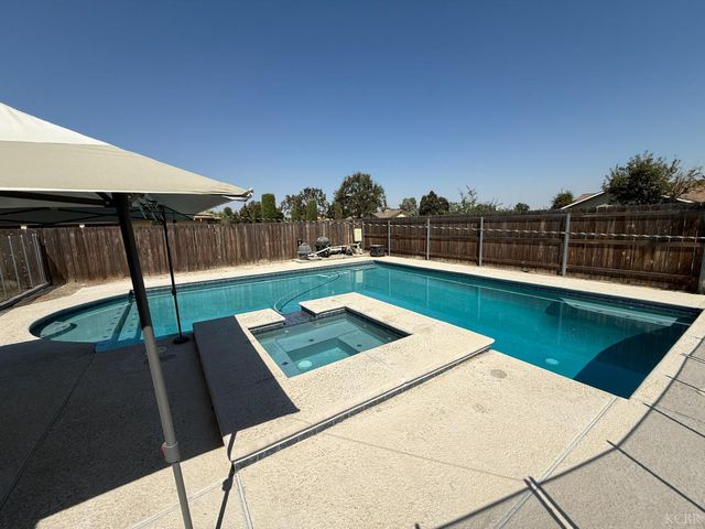 3062 Clubhouse Court, Hanford, CA 93230