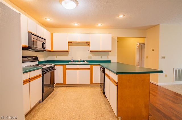 318 Greenwood Drive, Williamstown, WV 26187