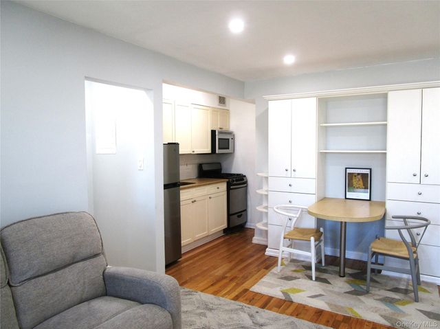 324 Post Avenue 6H, Westbury, NY 11590