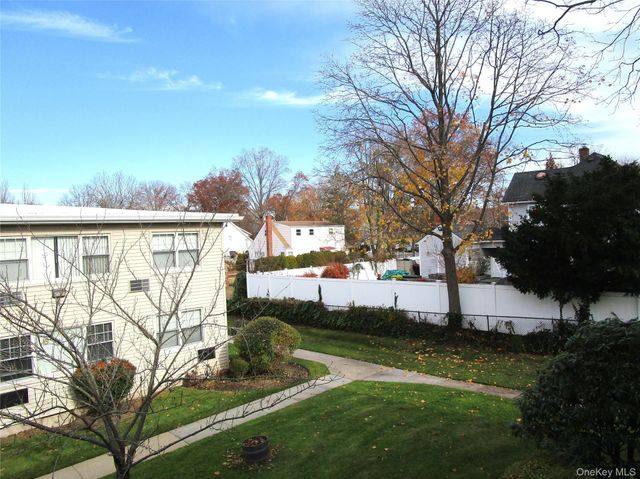 324 Post Avenue 6H, Westbury, NY 11590
