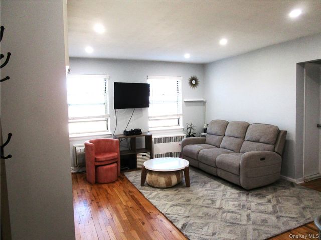 324 Post Avenue 6H, Westbury, NY 11590