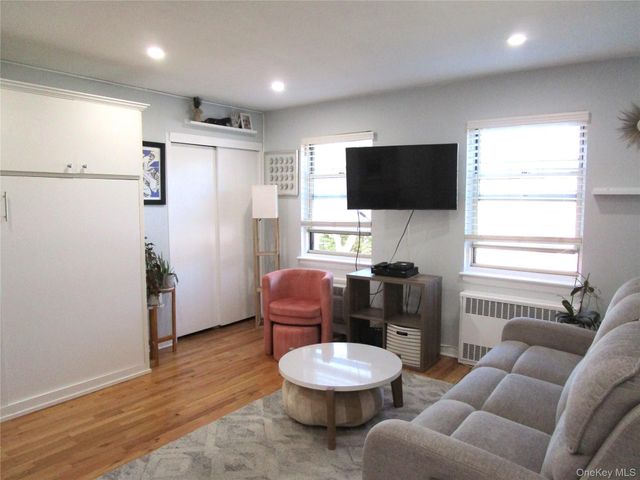 324 Post Avenue 6H, Westbury, NY 11590