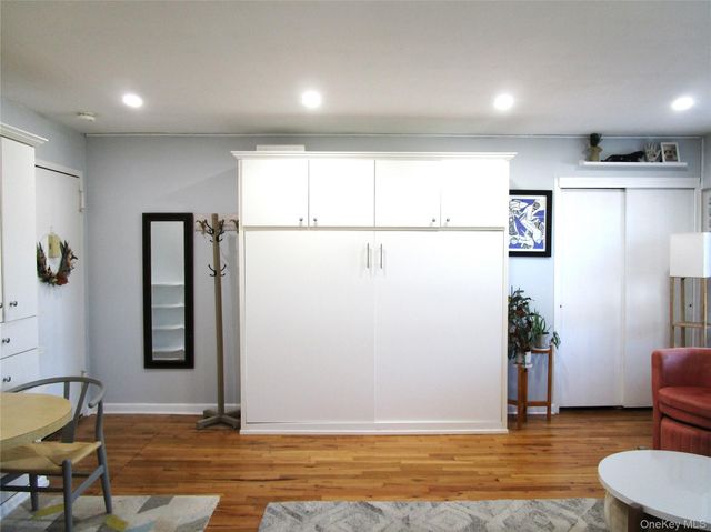 324 Post Avenue 6H, Westbury, NY 11590