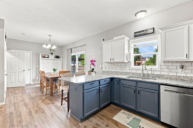 5921 NW 106th Street, Johnston, IA 50131