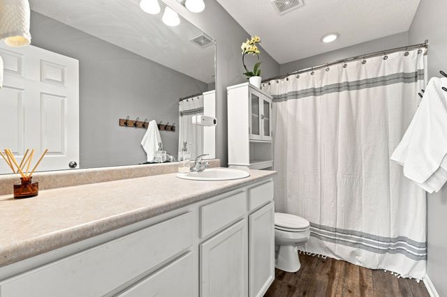 5921 NW 106th Street, Johnston, IA 50131