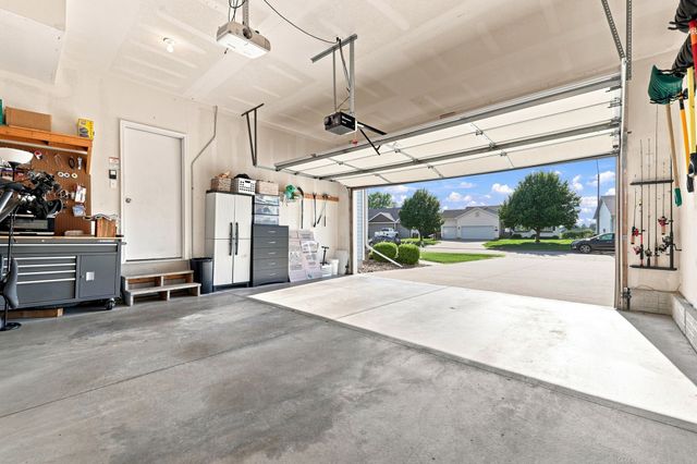 5921 NW 106th Street, Johnston, IA 50131