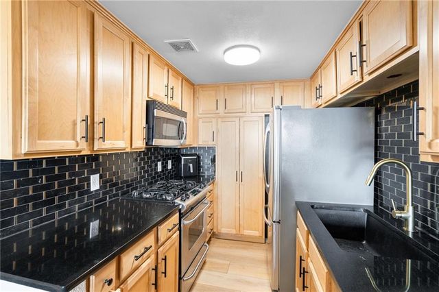 700 E 8th Street PH6, Kansas City, MO 64106