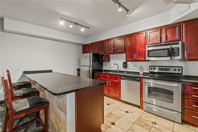 700 E 8th Street PH6, Kansas City, MO 64106