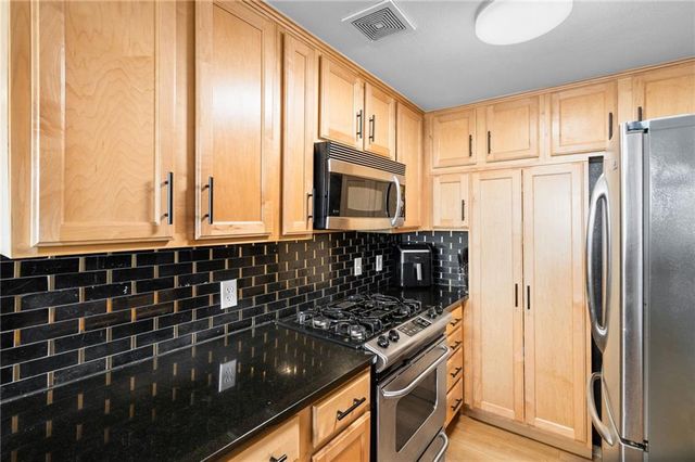 700 E 8th Street PH6, Kansas City, MO 64106