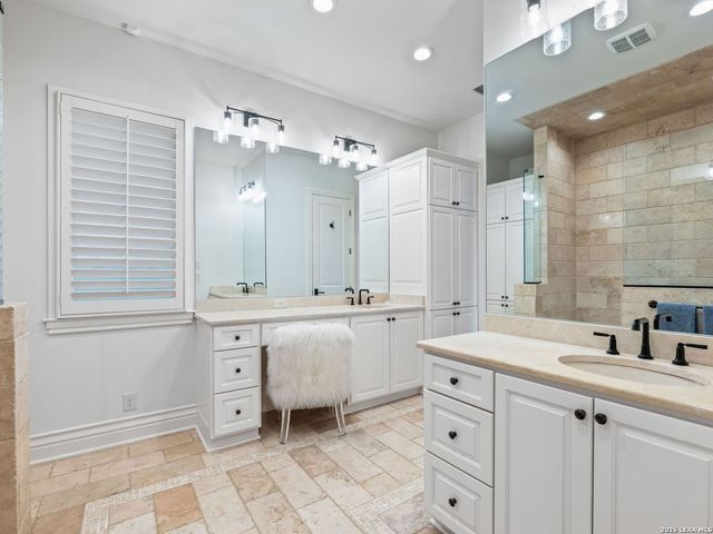 446 CANTERBURY HILL ST, Terrell Hills, TX 78209