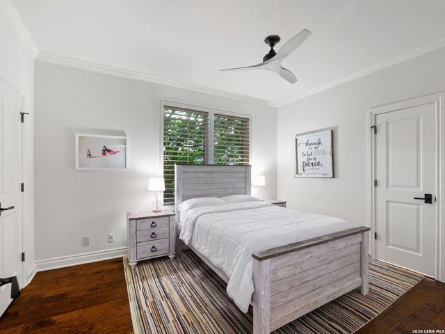 446 CANTERBURY HILL ST, Terrell Hills, TX 78209