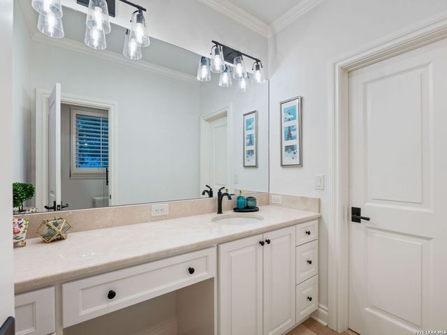 446 CANTERBURY HILL ST, Terrell Hills, TX 78209