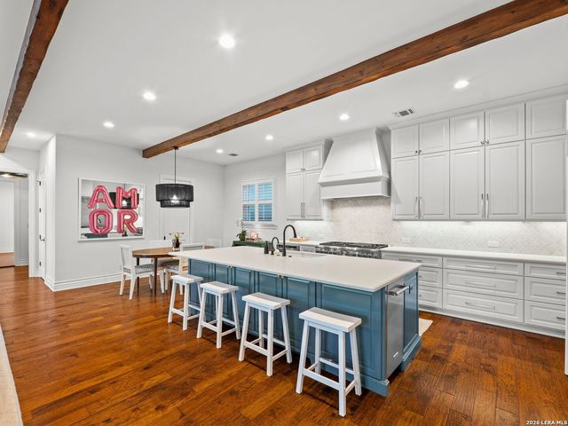 446 CANTERBURY HILL ST, Terrell Hills, TX 78209