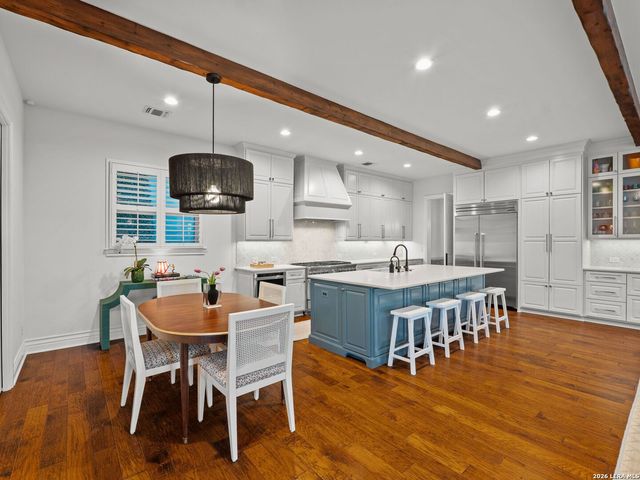 446 CANTERBURY HILL ST, Terrell Hills, TX 78209