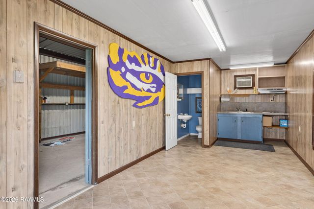 815 E E Street, Rayne, LA 70578