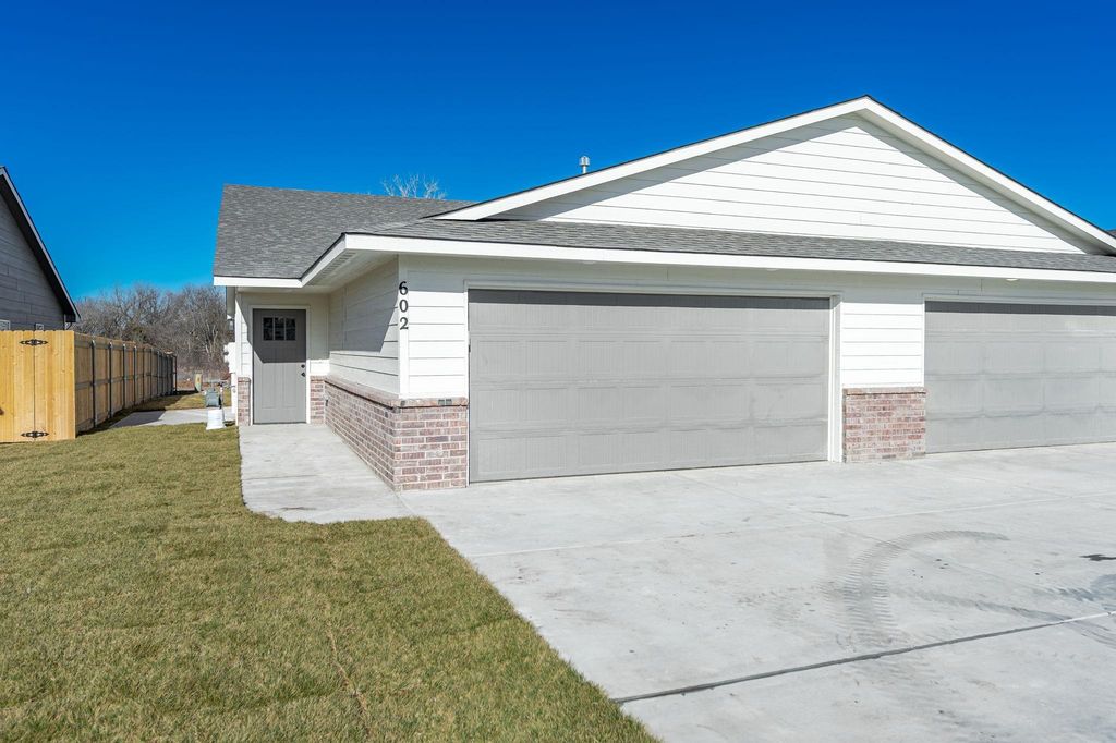 602 Briarbrook Ln, Park City, KS 67147