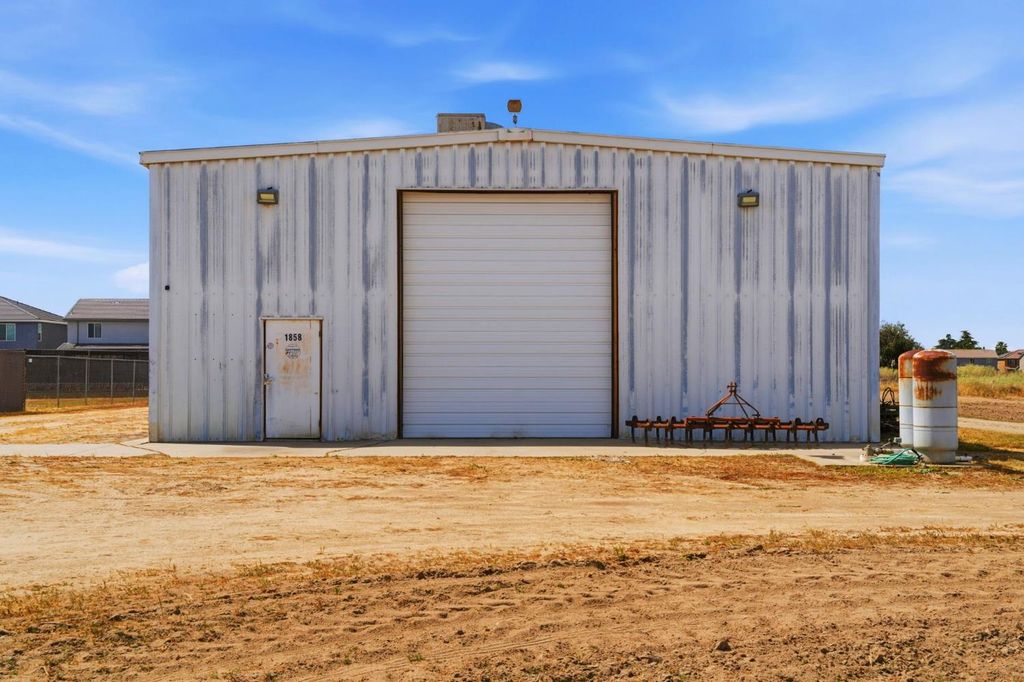 Image 6 of property listing at 1858 Main Street, Livingston, CA 95334