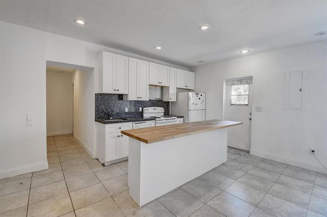 707 SW 9th Court, Delray Beach, FL 33444