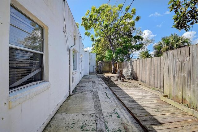 707 SW 9th Court, Delray Beach, FL 33444