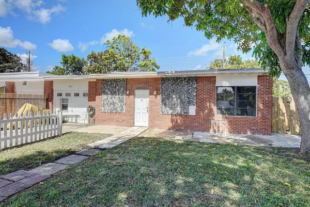 707 SW 9th Court, Delray Beach, FL 33444